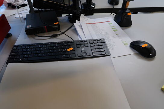 Computerskærm LENOVO, tastatur, håndscanner, computer LENOVO