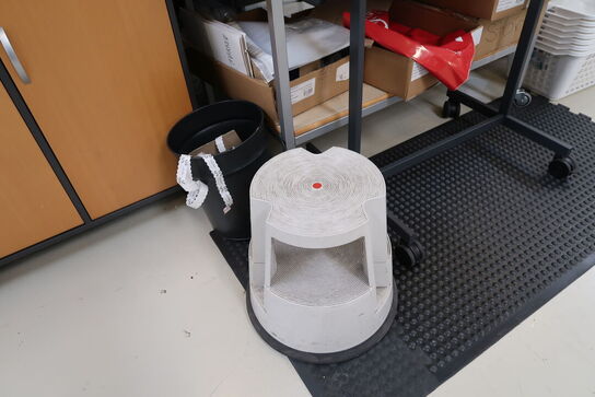 Skab, tøjstativ, bord med indhold samt elefantfod