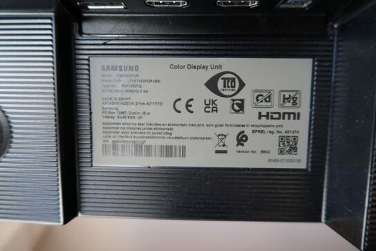 3 stk. computerskærme SAMSUNG CH34H890WGU m.fl. Tastatur og mus