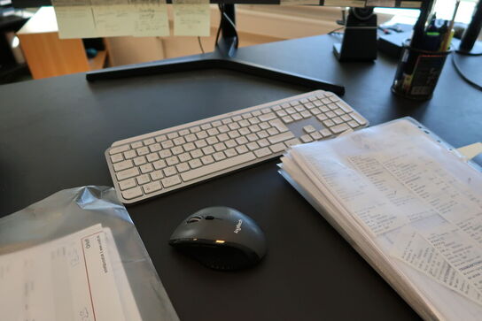 3 stk. computerskærme SAMSUNG CH34H890WGU m.fl. Tastatur og mus