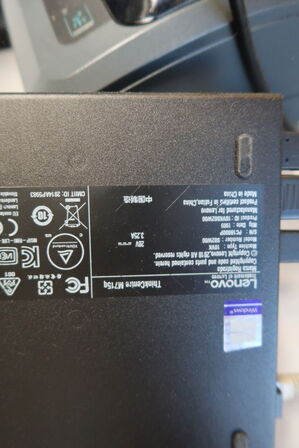 Computerskærm LENOVO, tastatur, håndscanner, computer LENOVO