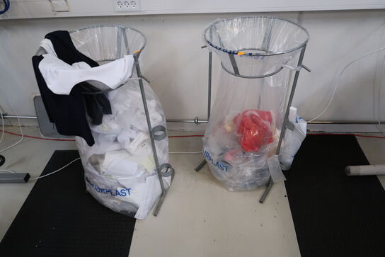 2 stk. skraldespandsstativer