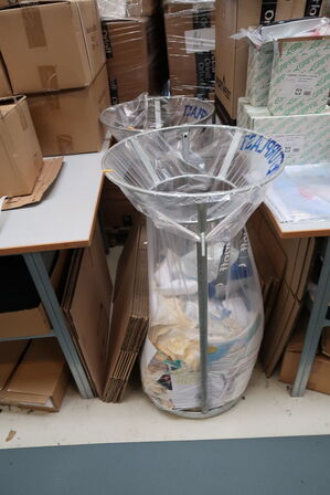 2 stk. skraldespandsstativer