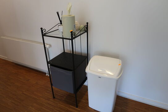 Skraldespand samt reol