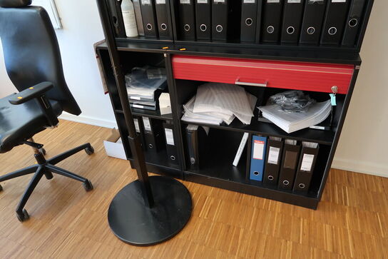 Stumtjener samt 4 stk. reoler/skabe CUBE DESIGN uden indhold