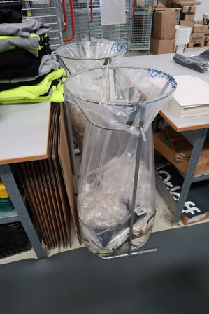 2 stk. skraldespandsstativer