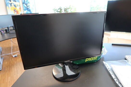 3 stk. computerskærme SAMSUNG CH34H890WGU m.fl. Tastatur og mus