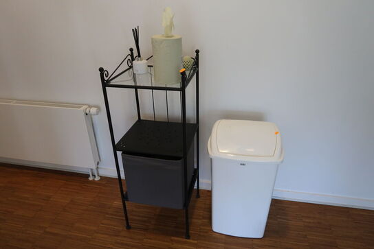 Skraldespand samt reol