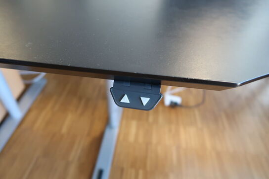 El. hæve/sænke skrivebord uden indhold samt skuffemodul