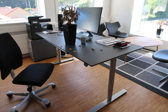 El. hæve/sænke skrivebord uden indhold med skuffemodul CUBE DESIGN