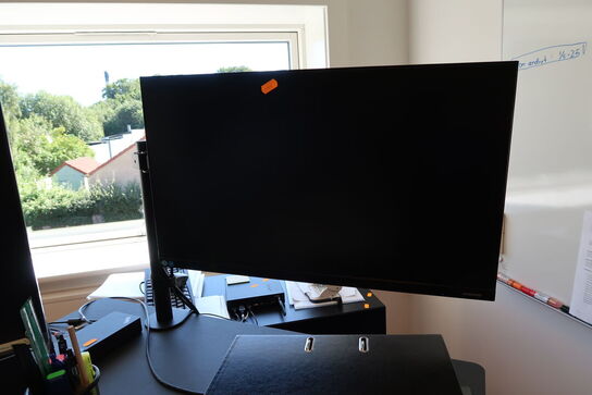 3 stk. computerskærme SAMSUNG CH34H890WGU m.fl. Tastatur og mus