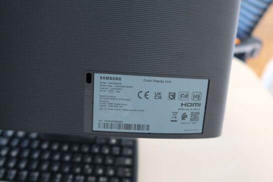 Bord med computerskærm SAMSUNG F24T400FHR, tastatur og mus 