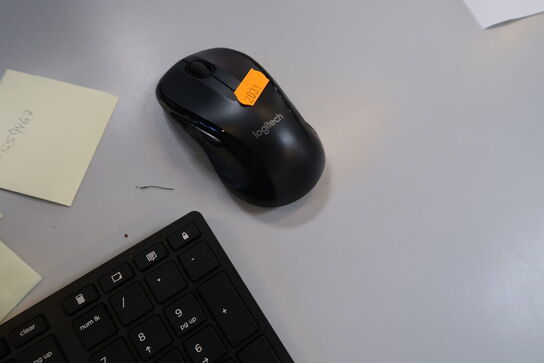 Computerskærm LENOVO, tastatur, håndscanner, computer LENOVO