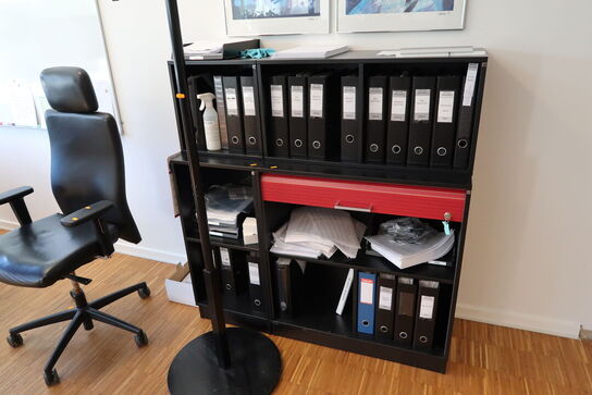 Stumtjener samt 4 stk. reoler/skabe CUBE DESIGN uden indhold