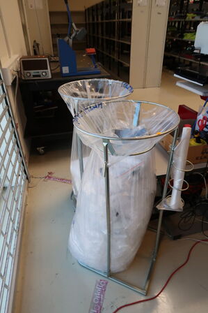 2 stk. skraldespandsstativer