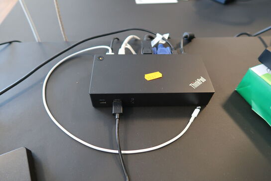 2 stk. computerskærme SAMSUNG S24E650, tastatur, mus, dockingstation