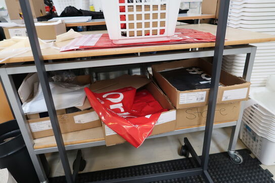 Skab, tøjstativ, bord med indhold samt elefantfod