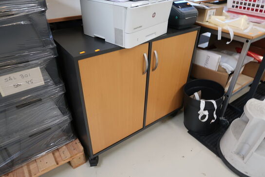 Skab, tøjstativ, bord med indhold samt elefantfod