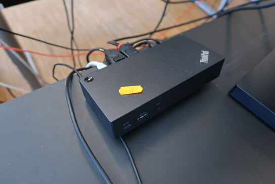 2 stk. computerskærme SAMSUNG S24E450, tastatur, mus, dockingstation