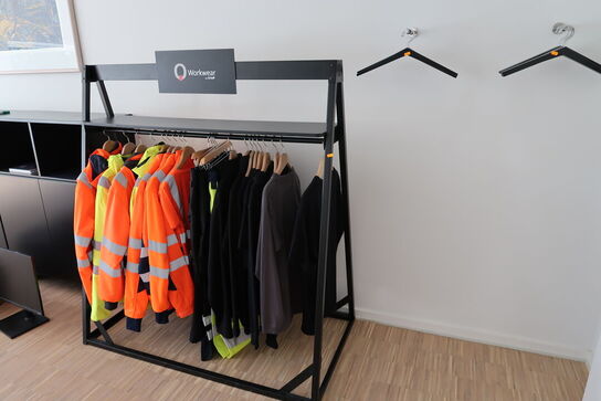 Tøjstativ med div. Arbejdstøj