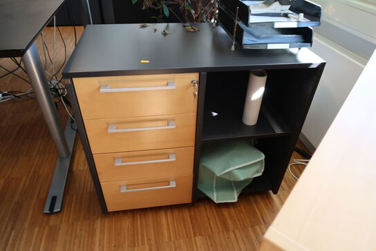 2 stk. skabe/reoler uden indhold