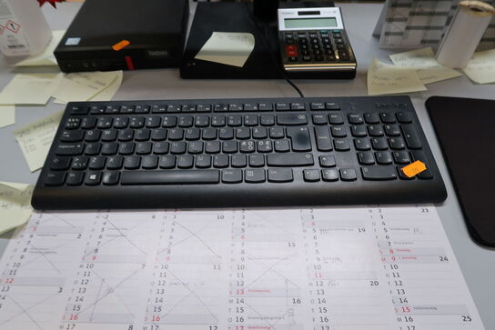 Computerskærm SAMSUNG, tastatur, håndscanner, computer LENOVO