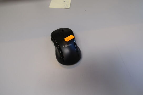 Computerskærm LENOVO, tastatur, håndscanner, computer LENOVO