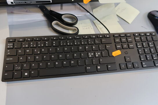 Computerskærm LENOVO, tastatur, håndscanner, computer LENOVO