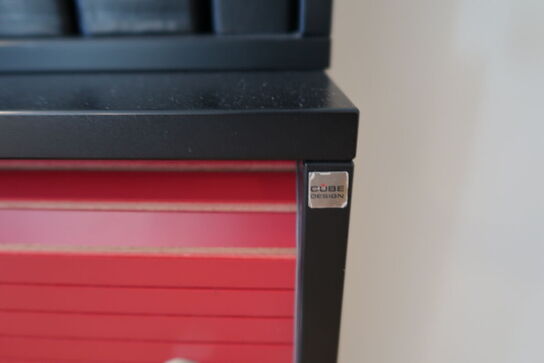 Stumtjener samt 4 stk. reoler/skabe CUBE DESIGN uden indhold