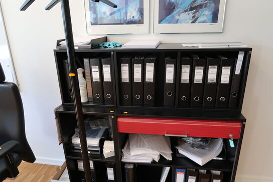 Stumtjener samt 4 stk. reoler/skabe CUBE DESIGN uden indhold