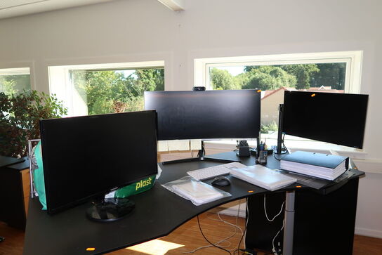 3 stk. computerskærme SAMSUNG CH34H890WGU m.fl. Tastatur og mus