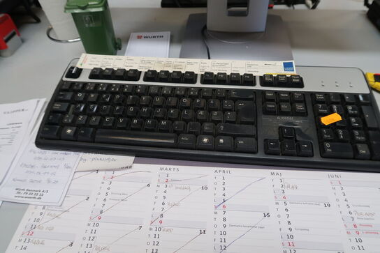 Computerskærm HP, tastatur, håndscanner, computer LENOVO