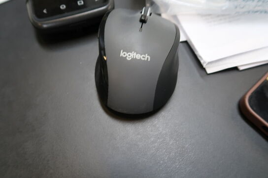 2 stk. computerskærme HP EliteDisplay E242, tastatur, mus 