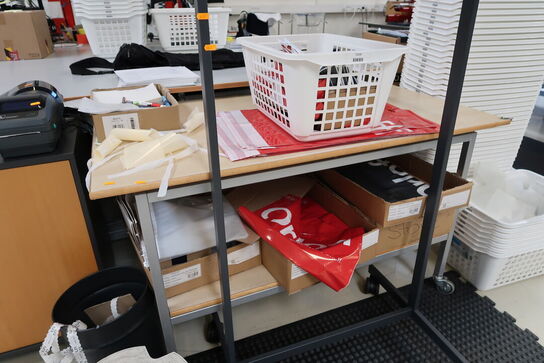 Skab, tøjstativ, bord med indhold samt elefantfod