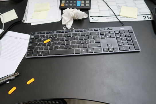 2 stk. computerskærme HP EliteDisplay E242, tastatur, mus 