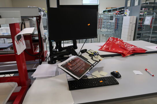 Computerskærm LENOVO, tastatur, håndscanner, computer LENOVO