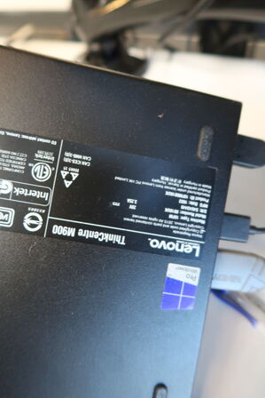 Computerskærm LENOVO, tastatur, håndscanner, computer LENOVO