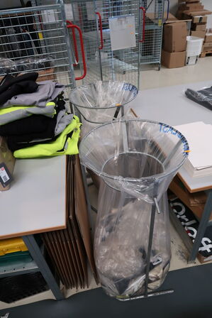 2 stk. skraldespandsstativer