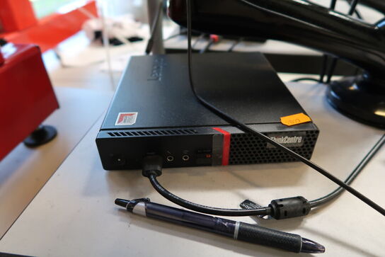 Computerskærm LENOVO, tastatur, håndscanner, computer LENOVO