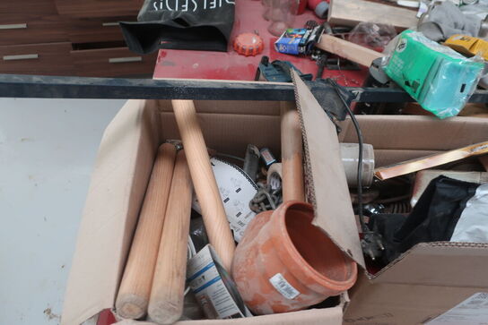 Arbejdsbord inkl. indhold (se billeder)