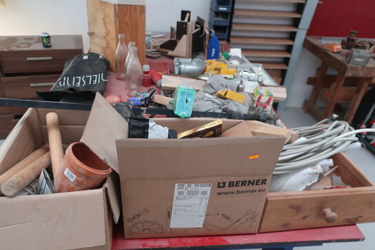 Arbejdsbord inkl. indhold (se billeder)