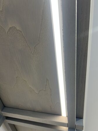 Reolsystem m. LED lys under hylderne