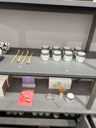 Reolsystem m. LED lys under hylderne 206x218x37cm