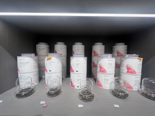 Alt indhold på og i reol - Te m.v.