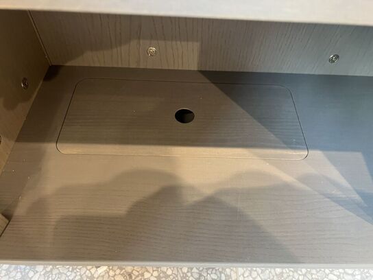 Reolsystem m. LED lys under hylderne