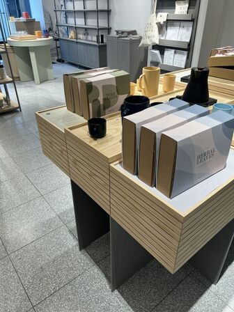 Displaystand m. løse plader inkl. indhold