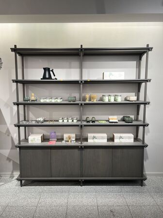 Reolsystem m. LED lys under hylderne 206x218x37cm