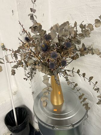 Tønde og buket i vase