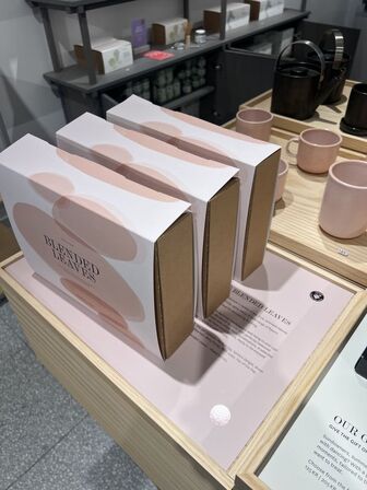 Displaystand m. løse plader inkl. indhold