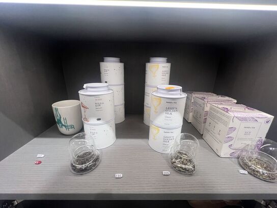 Alt indhold på og i reol - Te m.v.